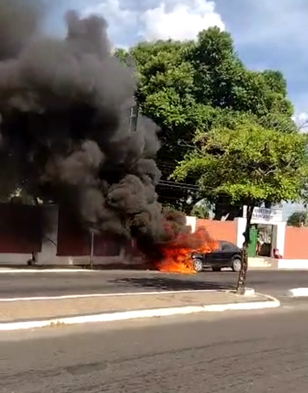 Carro pega fogo e fica destruído na zona Norte de Teresina